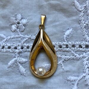 Vintage 18K solid gold pendant with Pearl
